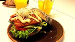 Bagel BLT vegano y zumo de naranja recién exprimido de la SAP Bagel & Juice bar