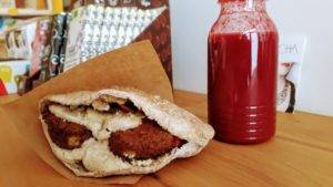 Sándwich de falafel y jugo prensado en frío con remolacha y jengibre