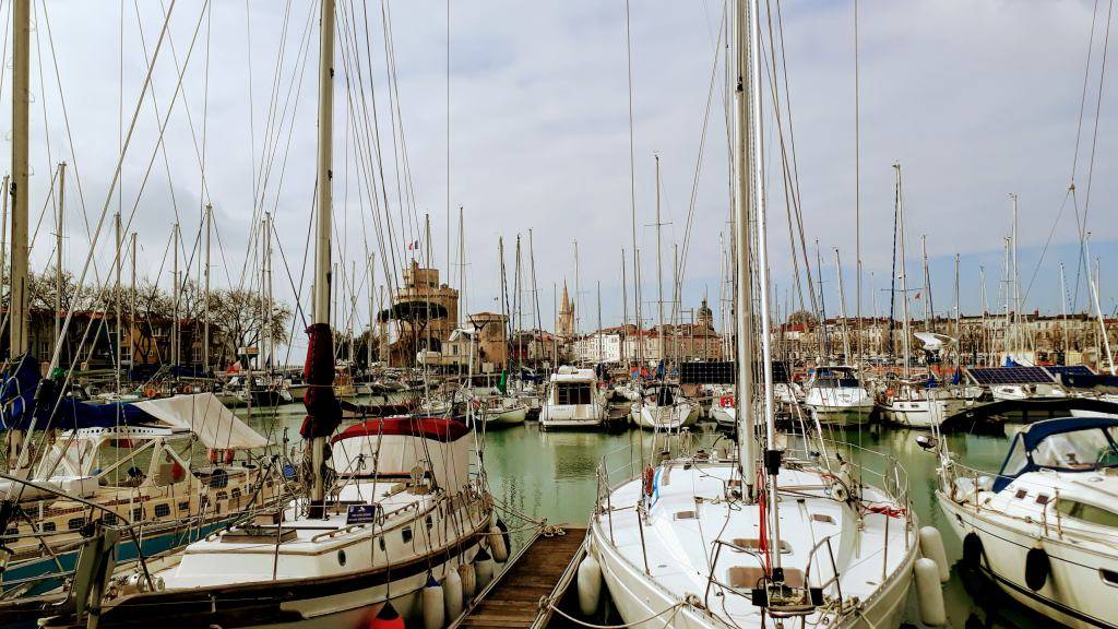 El viejo puerto (Le Vieux Port) con las tres torres