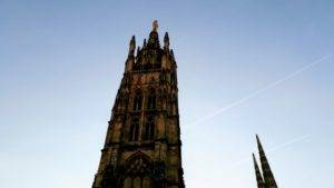 Torre Pey-Berland delante de la Catedral de Saint-André de Bordeaux