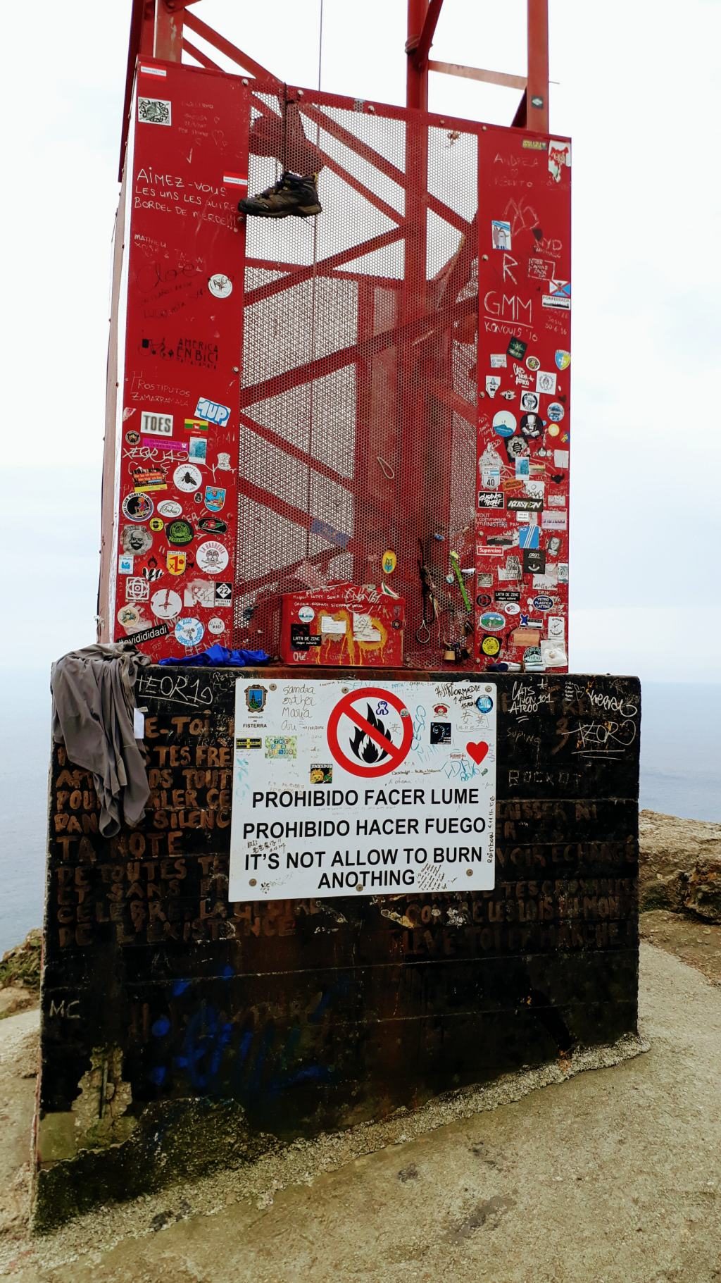 Algunos peregrinos queman sus ropas en el Cabo, pero esto está prohibido