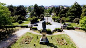 Vista desde las Xardíns de Ferradura a la Estatua de Rosalía de Castro