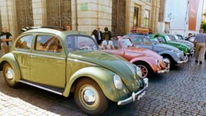 Reunión de coches antiguos frente a la Universidade do Porto