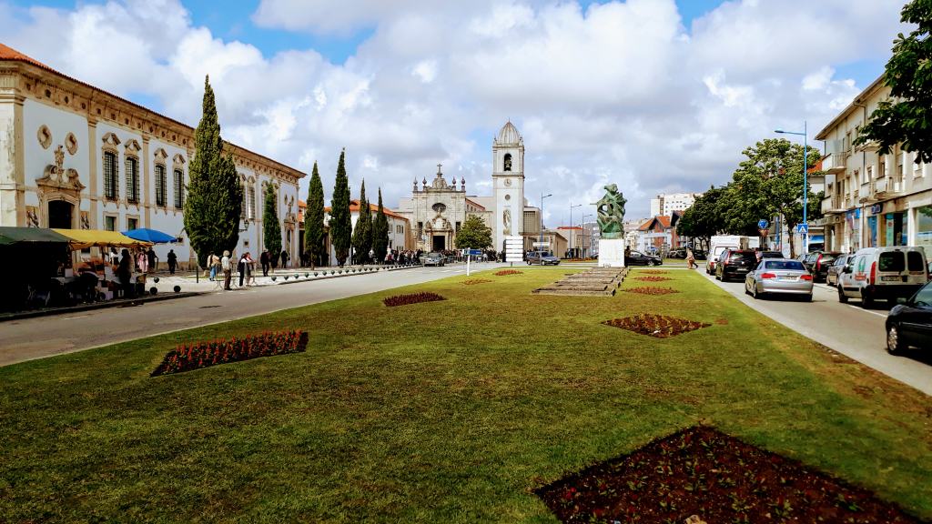 Avenida Santa Joana con el Museu de Aveiro (izquierda) y la Catedral Igreja de São Domingos (centro)