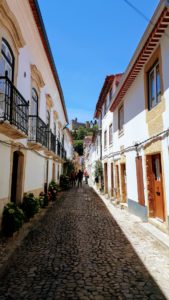 Callejón en Tomar con vista en Convento de Cristo