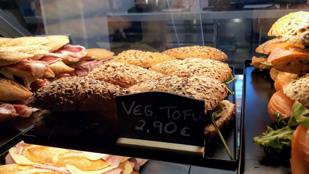 Bocadillo de tofu en la cafetería del Teleférico del Teide