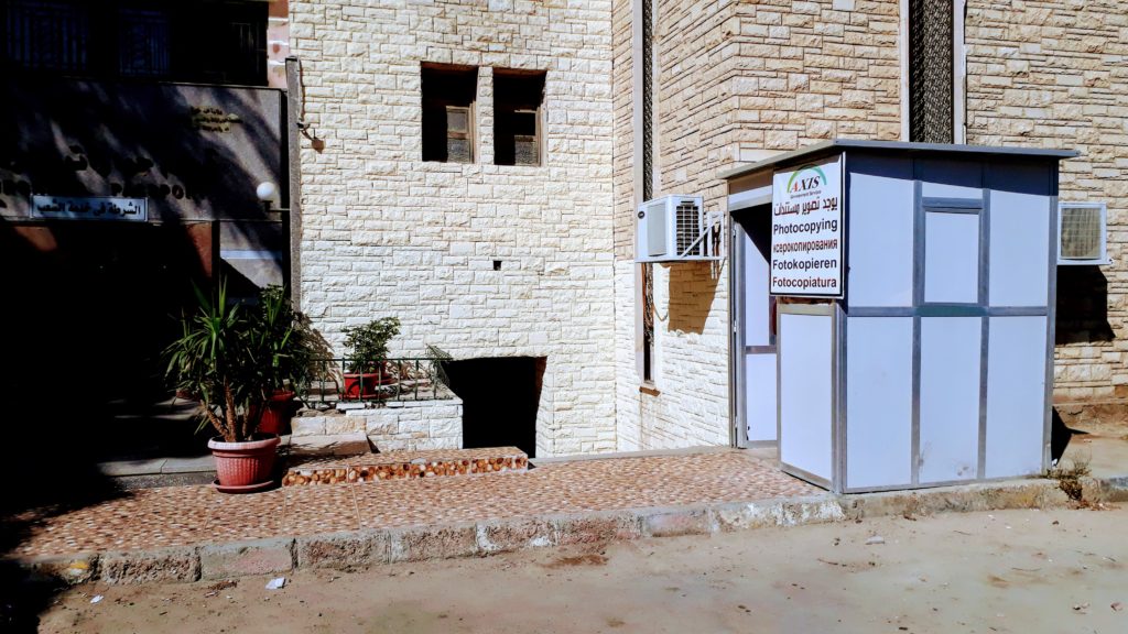 Tienda de fotocopias en frente de la Oficina de Pasaportes e Inmigración en Hurghada