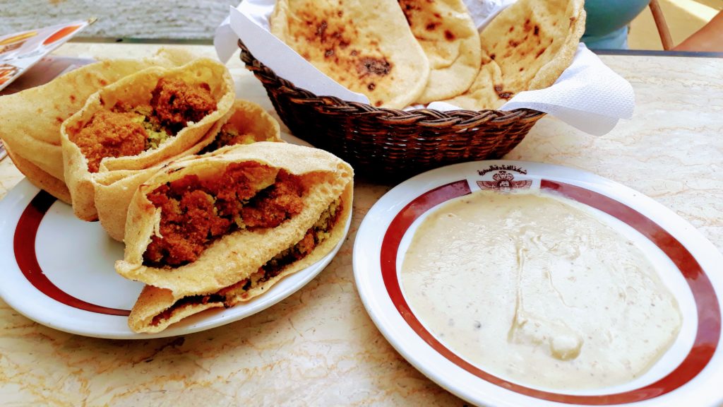 Pan plano, falafel y hummus