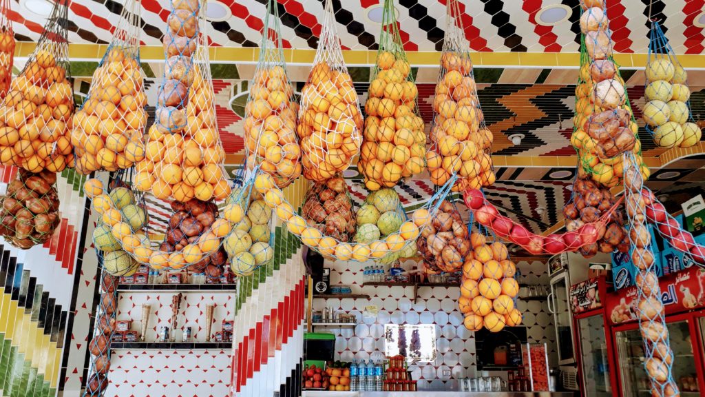 Puesto de zumos decorado con frutas en Egipto