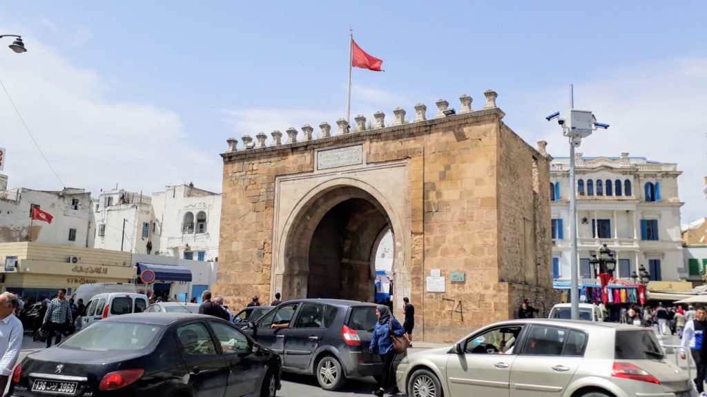 Antigua puerta de la ciudad Porte de France o Bab el Bhar entre medina y la ciudad nueva