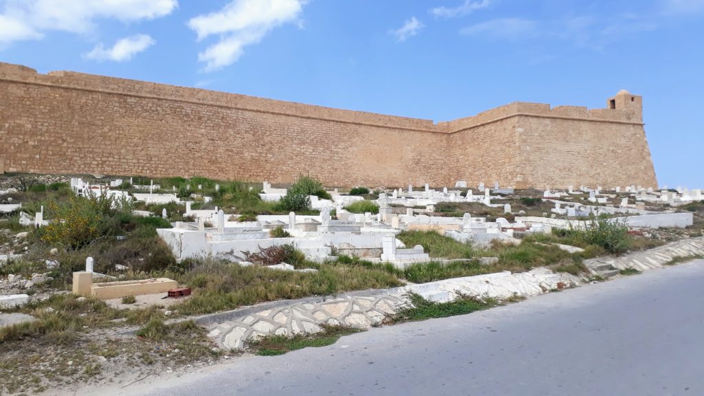 Fortaleza Al Borj Al Kebir con cementerio de Mahdía