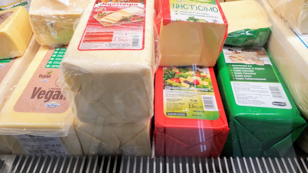 "Queso de ayuno" vegano en bloques de 2,5 kilos en el mostrador de quesos de un supermercado chipriota