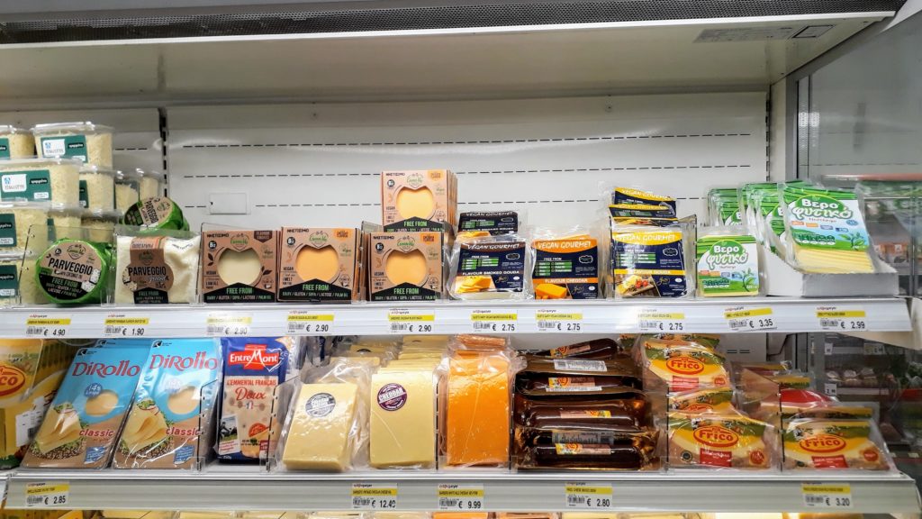 Queso vegano en la sección refrigerada: la fila superior es completamente vegana