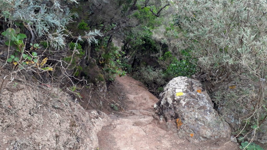 La marca blanca-amarilla en la roca confirma el camino correcto