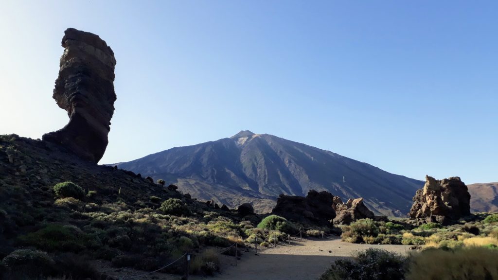 Roque Cinchado frente al Teide