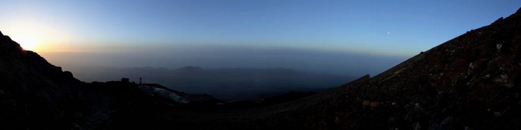 Transición de la noche al día: a la izquierda la salida del sol, a la derecha la luna