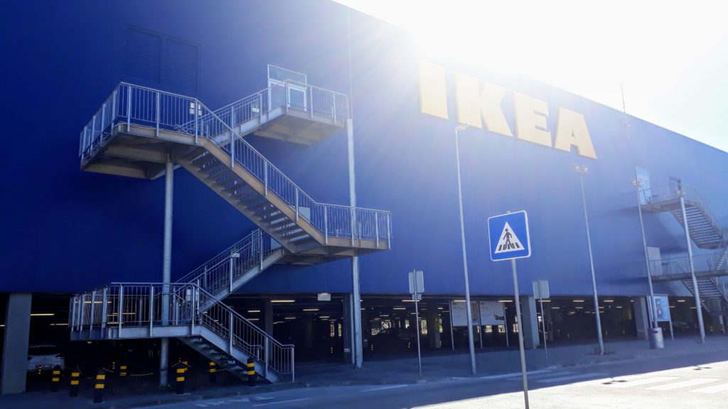 La cadena de tiendas de muebles azul y amarillo de Suecia: IKEA.