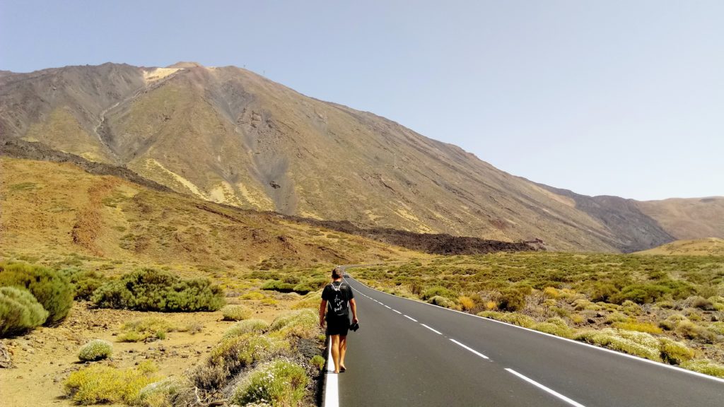 El Teide desde la carretera nacional TF-21, la cima del volcán apenas se puede ver